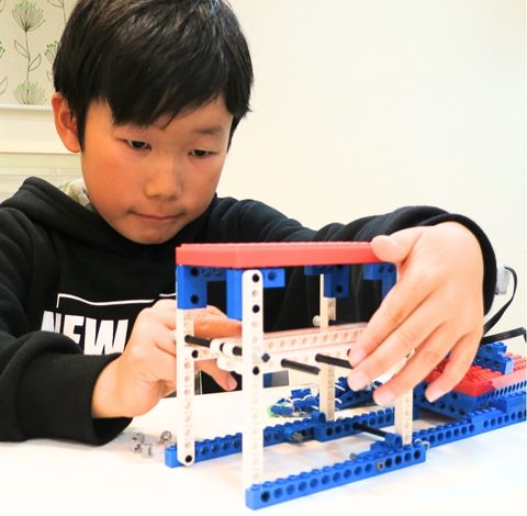 自分の力で問題を解決する子どものイメージ