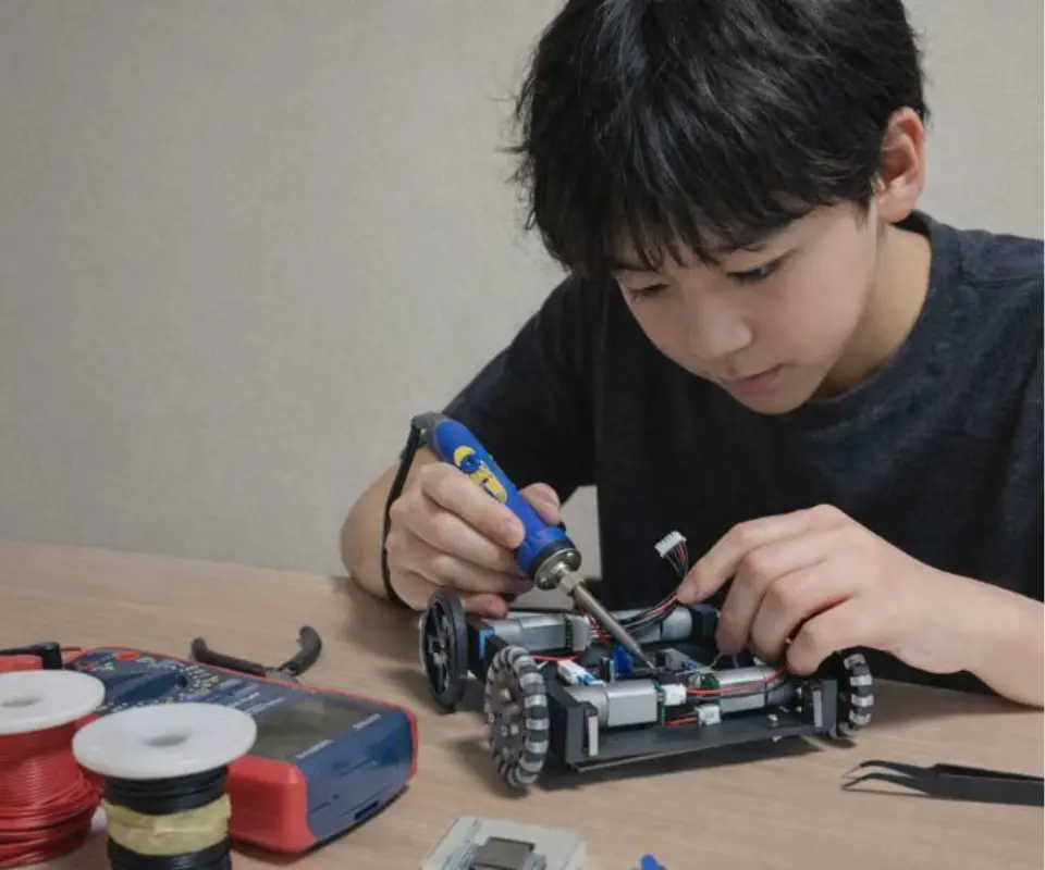 まず、つくってみる。作りながら、考えていく。～ロボット・プログラミングを通して、試行錯誤する力を育てる教室。